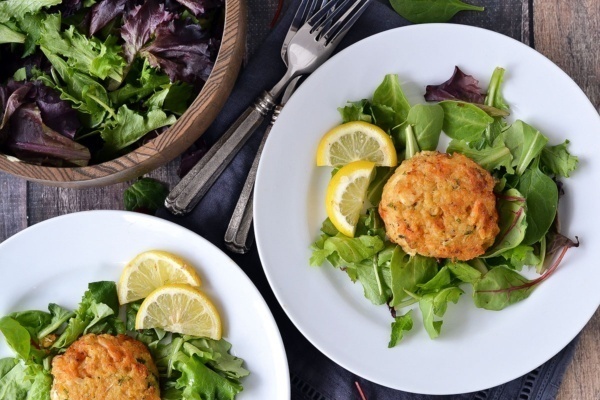 CRAB CAKE WITH GARLIC AIOLI