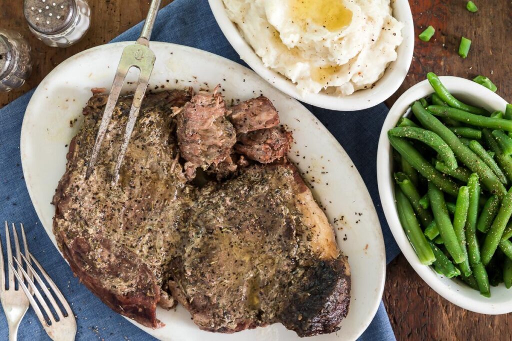 roast beef with pured potatoes and green beans