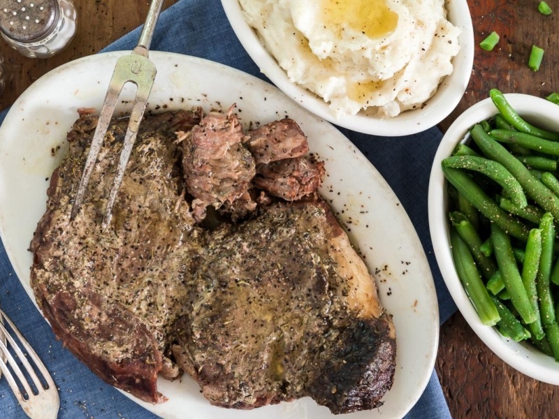 roast beef with mashed potatoes and green beans
